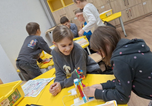 Uczniowie klasy 1a podczas warsztatów robotycznych "Projektujemy komPAKTowego robota".