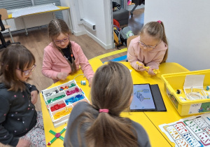 Uczniowie klasy 1a podczas warsztatów robotycznych "Projektujemy komPAKTowego robota".