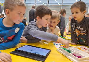 Uczniowie klasy 1a podczas warsztatów robotycznych "Projektujemy komPAKTowego robota".