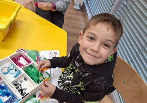 Uczeń klasy 1a podczas warsztatów robotycznych "Projektujemy komPAKTowego robota".