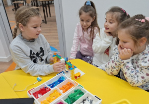 Uczniowie klasy 1a podczas warsztatów robotycznych "Projektujemy komPAKTowego robota".