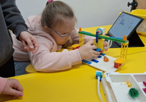 Uczennica klasy 1a podczas warsztatów robotycznych "Projektujemy komPAKTowego robota".