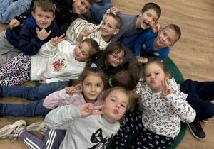 Uczniowie klasy 1a podczas warsztatów robotycznych "Projektujemy komPAKTowego robota"_pamiątkowe zdjęcie grupowe.