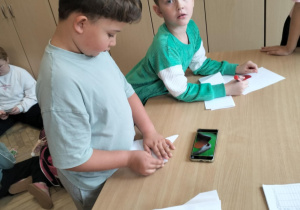 Papier jako twórcze ogniwo_plastycznie w świetlicy szkolnej.