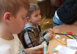 Papier jako twórcze ogniwo_plastycznie w świetlicy szkolnej.