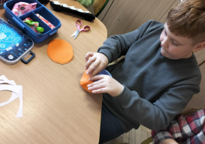 Papier jako twórcze ogniwo_plastycznie w świetlicy szkolnej.