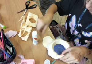 Papier jako twórcze ogniwo_plastycznie w świetlicy szkolnej.