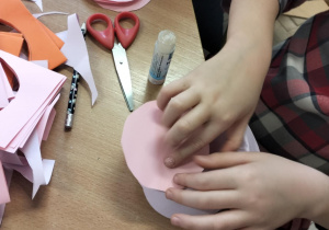 Papier jako twórcze ogniwo_plastycznie w świetlicy szkolnej.