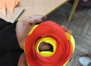 Papier jako twórcze ogniwo_plastycznie w świetlicy szkolnej.