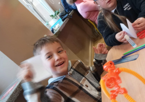 Papier jako twórcze ogniwo_plastycznie w świetlicy szkolnej.