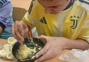 Klasa 6b odkrywa smaki szlacheckiej Polski_uczeń przygotowujący swoje danie.