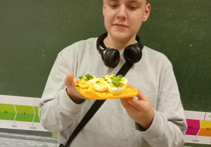 Klasa 6b odkrywa smaki szlacheckiej Polski_uczeń prezentujący swoje danie.