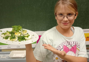 Klasa 6b odkrywa smaki szlacheckiej Polski_uczennica prezentująca swoje danie.