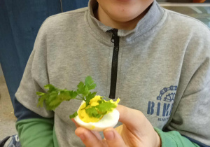 Klasa 6b odkrywa smaki szlacheckiej Polski_uczeń prezentujący swoje danie.