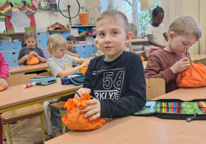Dyniowy zawrót głowy_motorycznie w klasie 1a.