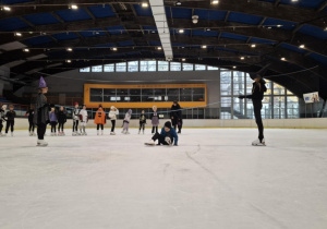 Zabawa halloweenowa klas łyżwiarskich na lodowisku w Hali Bombonierka.