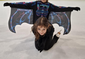 Zabawa halloweenowa klas łyżwiarskich na lodowisku w Hali Bombonierka.