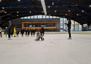 Zabawa halloweenowa klas łyżwiarskich na lodowisku w Hali Bombonierka.