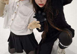 Zabawa halloweenowa klas łyżwiarskich na lodowisku w Hali Bombonierka.