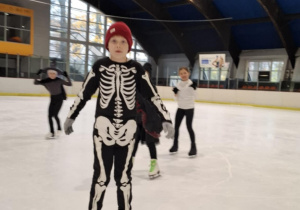 Zabawa halloweenowa klas łyżwiarskich na lodowisku w Hali Bombonierka.