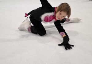 Zabawa halloweenowa klas łyżwiarskich na lodowisku w Hali Bombonierka.