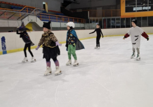 Zabawa halloweenowa klas łyżwiarskich na lodowisku w Hali Bombonierka.