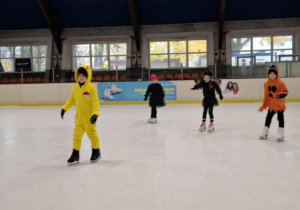 Zabawa halloweenowa klas łyżwiarskich na lodowisku w Hali Bombonierka.