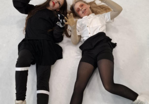 Zabawa halloweenowa klas łyżwiarskich na lodowisku w Hali Bombonierka.