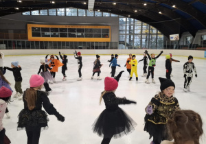 Zabawa halloweenowa klas łyżwiarskich na lodowisku w Hali Bombonierka.