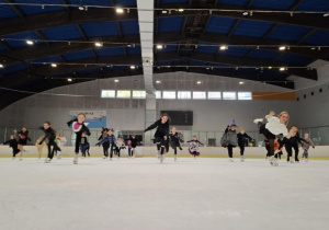 Zabawa halloweenowa klas łyżwiarskich na lodowisku w Hali Bombonierka.