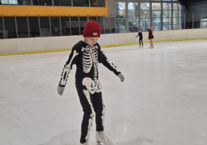 Zabawa halloweenowa klas łyżwiarskich na lodowisku w Hali Bombonierka.