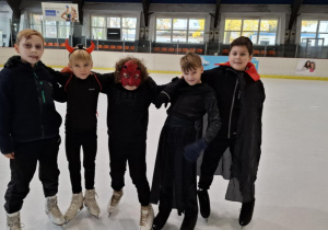 Zabawa halloweenowa klas łyżwiarskich na lodowisku w Hali Bombonierka.