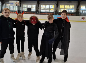 Zabawa halloweenowa na lodzie.