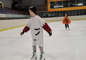 Zabawa halloweenowa klas łyżwiarskich na lodowisku w Hali Bombonierka.
