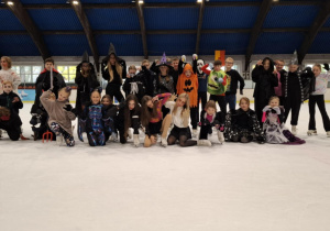 Zabawa halloweenowa klas łyżwiarskich na lodowisku w Hali Bombonierka_klasa 3a i 4a_pamiątkowe zdjęcie grupowe.
