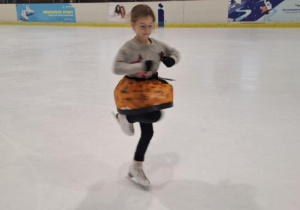 Zabawa halloweenowa klas łyżwiarskich na lodowisku w Hali Bombonierka.