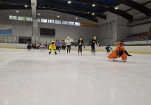 Zabawa halloweenowa klas łyżwiarskich na lodowisku w Hali Bombonierka.