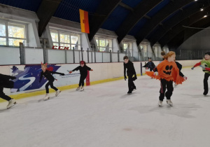 Zabawa halloweenowa klas łyżwiarskich na lodowisku w Hali Bombonierka.
