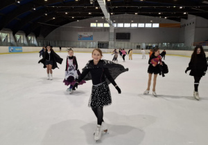 Zabawa halloweenowa klas łyżwiarskich na lodowisku w Hali Bombonierka.