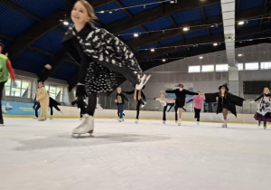 Zabawa halloweenowa klas łyżwiarskich na lodowisku w Hali Bombonierka.