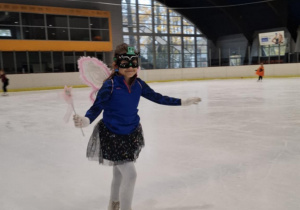 Zabawa halloweenowa klas łyżwiarskich na lodowisku w Hali Bombonierka.