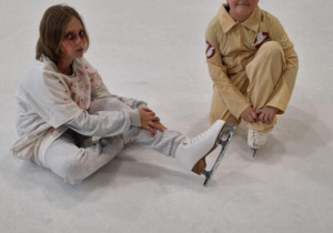 Zabawa halloweenowa klas łyżwiarskich na lodowisku w Hali Bombonierka.