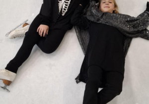 Zabawa halloweenowa klas łyżwiarskich na lodowisku w Hali Bombonierka.