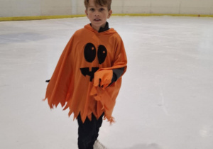 Zabawa halloweenowa klas łyżwiarskich na lodowisku w Hali Bombonierka.