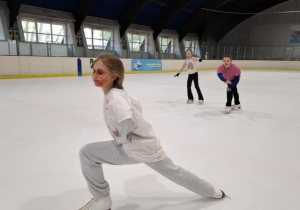 Zabawa halloweenowa klas łyżwiarskich na lodowisku w Hali Bombonierka.