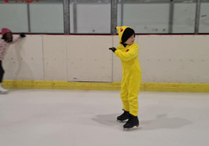 Zabawa halloweenowa klas łyżwiarskich na lodowisku w Hali Bombonierka.