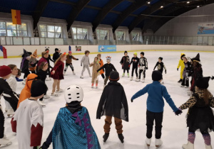 Zabawa halloweenowa klas łyżwiarskich na lodowisku w Hali Bombonierka.