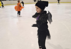 Zabawa halloweenowa klas łyżwiarskich na lodowisku w Hali Bombonierka.