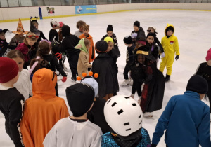 Zabawa halloweenowa klas łyżwiarskich na lodowisku w Hali Bombonierka.