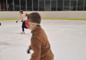 Zabawa halloweenowa klas łyżwiarskich na lodowisku w Hali Bombonierka.